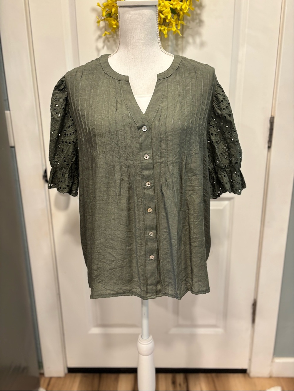 Button-Front Olive Eyelet Sleeve Women’s Top size XL